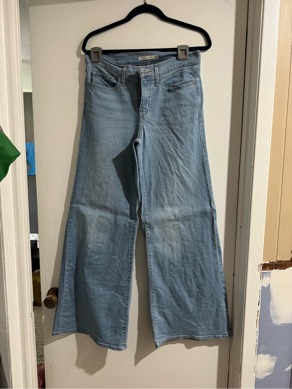 Levi’s 318 Shaping Wide Leg Jeans | Size 29 | Light Wash